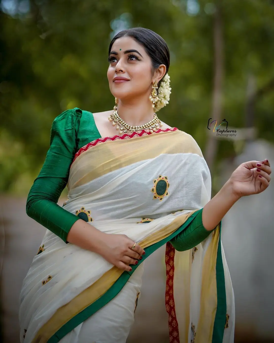 Shamna Kasim Mesmerizing Looks In Beautiful White Saree Green Blouse